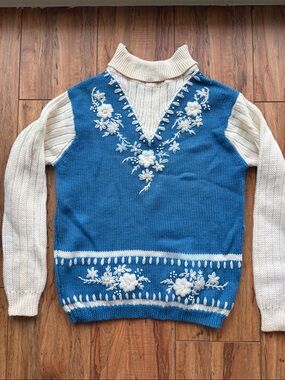 100% Virgin Wool 1960s Vintage Cream & Blue Embroidered Turtleneck Sweater